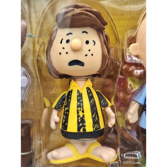 40)Peanuts Characters; PEPPERMINT PATTY, CHARLIE BROWN, AND LINUS 5in Figurines. - Picture 2 of 9